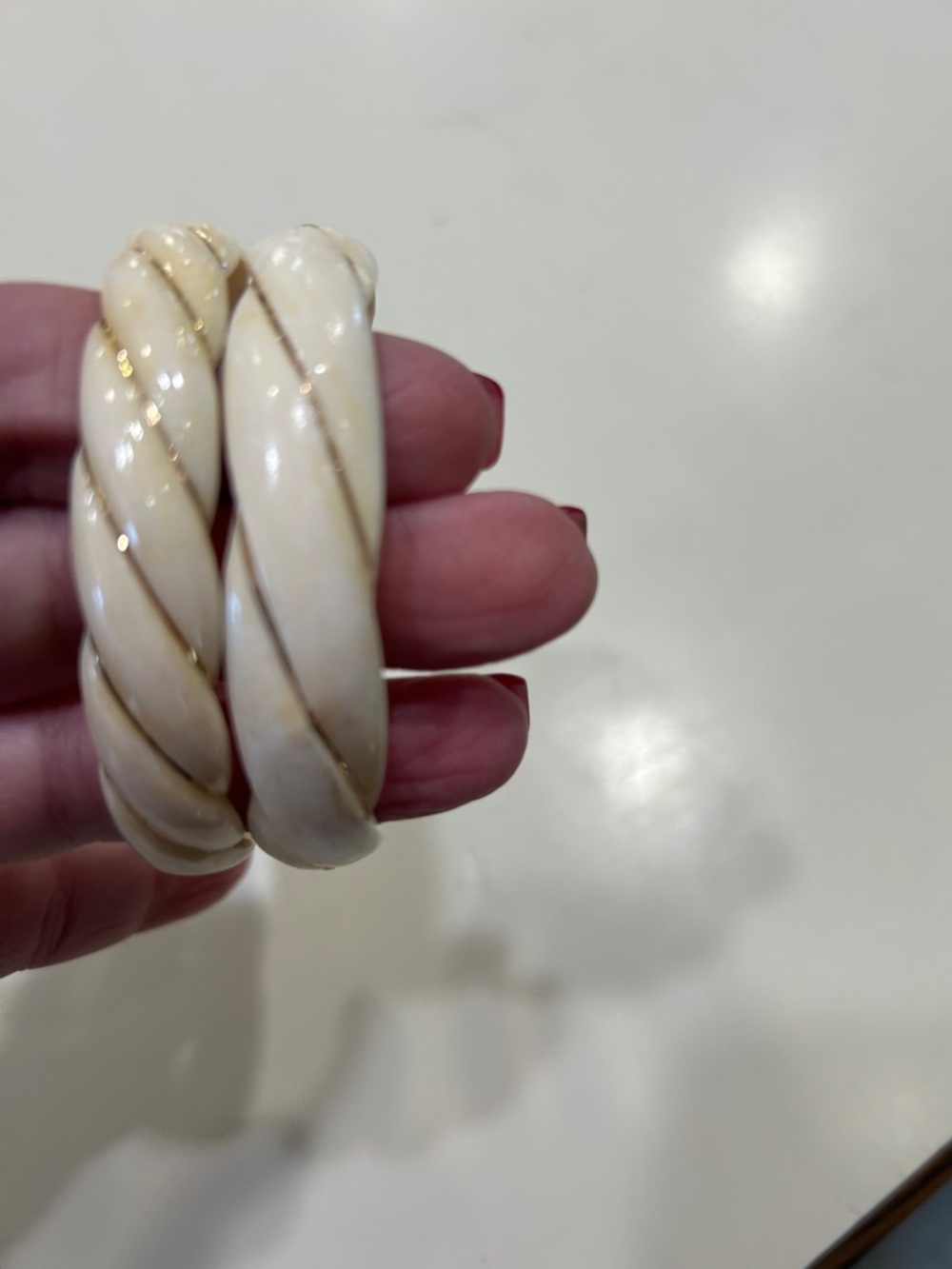 One of two Elegant Ivory with 14 Karat Gold Wire Twisted Bracelet. - Picture 6 of 8